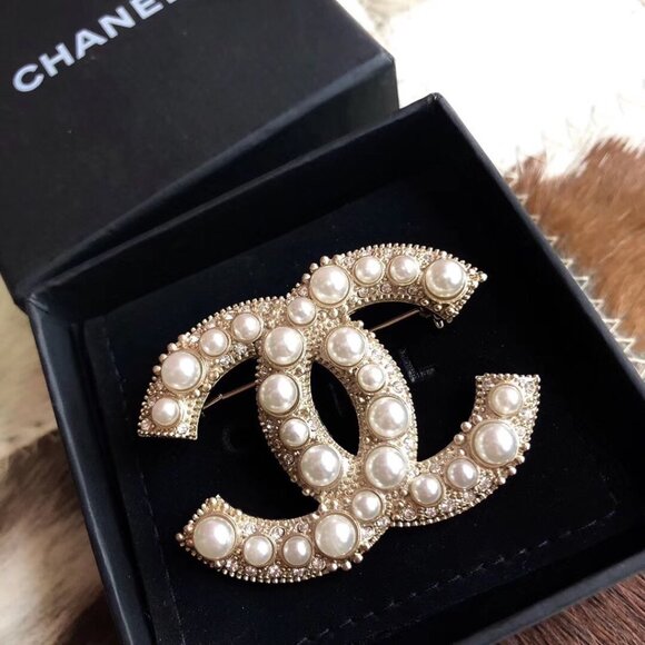 Authentic Chanel pearl brooch - Picture 6 of 6